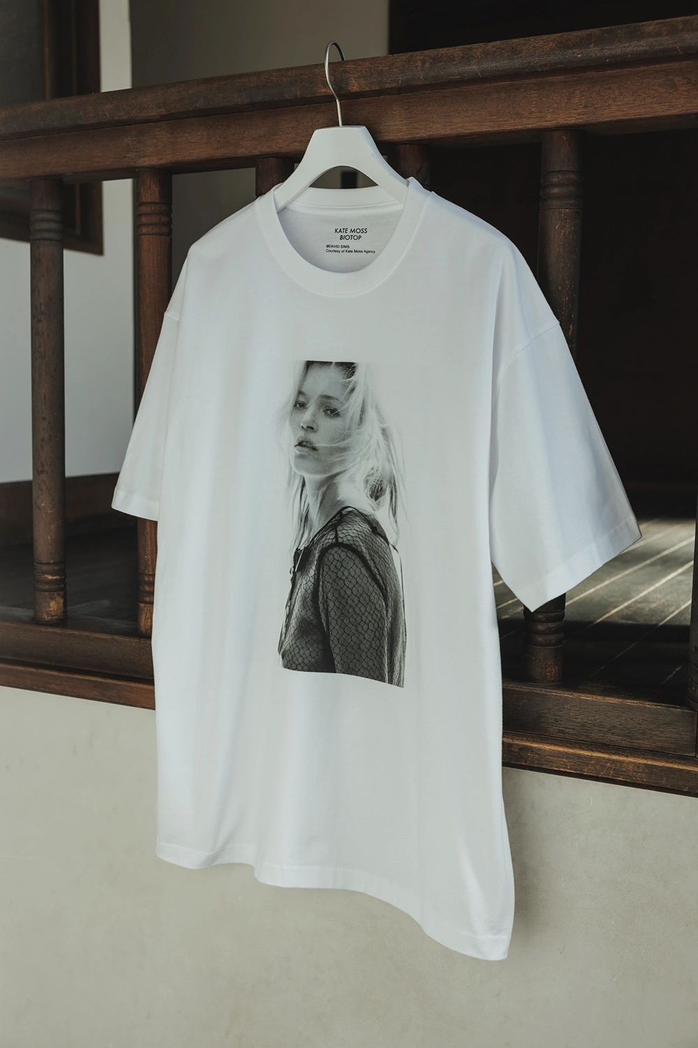摄影师 David Sims 联名 BIOTOP,推出凯特摩丝T恤插图1 摄影师 David Sims 联名 BIOTOP,推出凯特摩丝T恤插图1