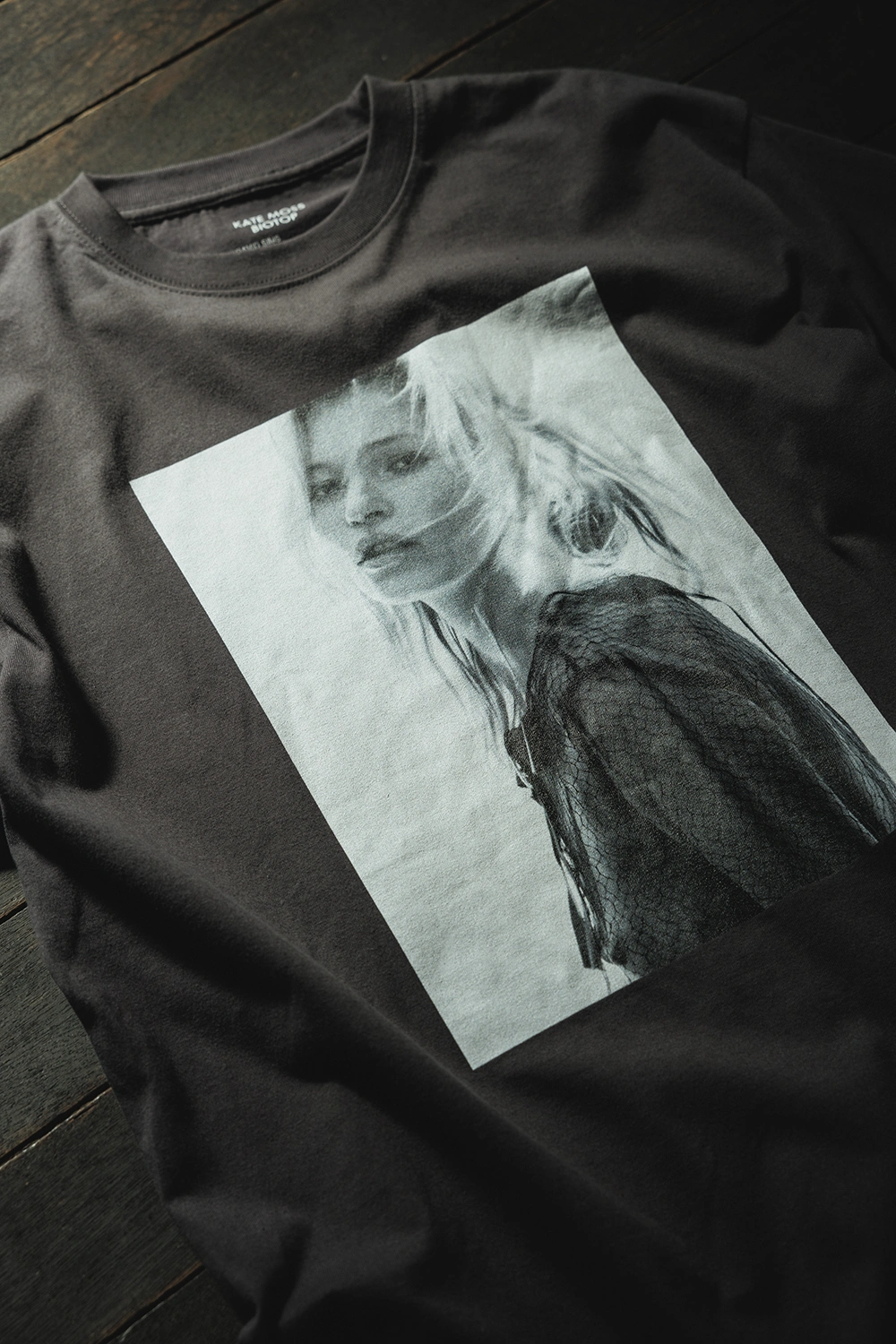摄影师 David Sims 联名 BIOTOP,推出凯特摩丝T恤插图2 摄影师 David Sims 联名 BIOTOP,推出凯特摩丝T恤插图2