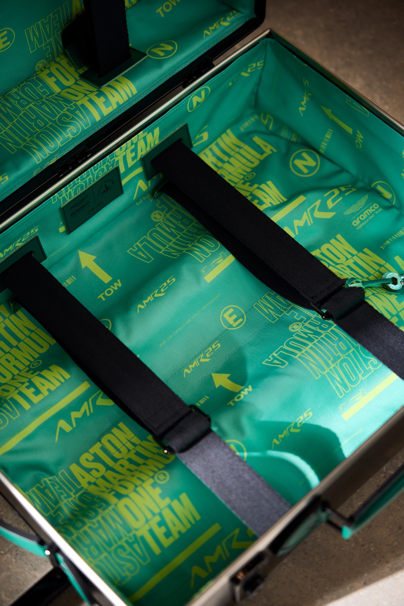 Globe-Trotter 联名阿斯顿·马丁·阿美石油F1®第三款登机箱插图4 Globe-Trotter 联名阿斯顿·马丁·阿美石油F1®第三款登机箱插图4