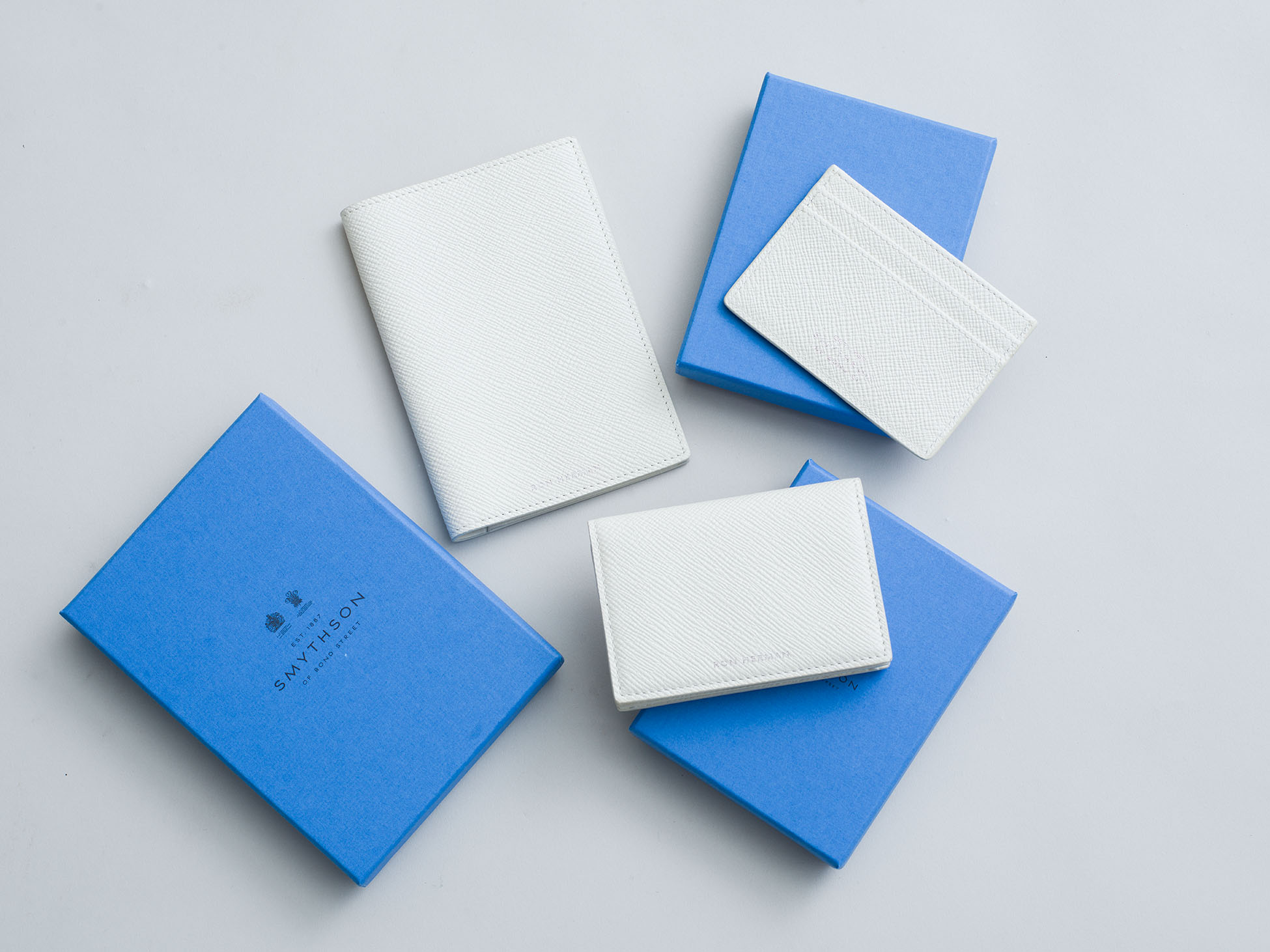Ron Herman 联名英国品牌 SMYTHSON，推出限定卡包缩略图