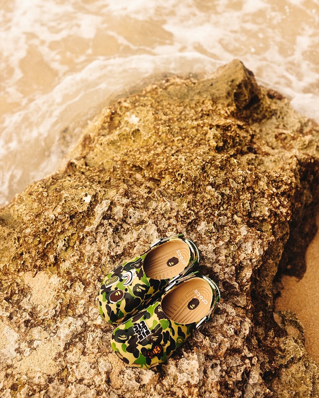 BAPE 首次联名 Crocs，推出限定洞洞鞋款插图1