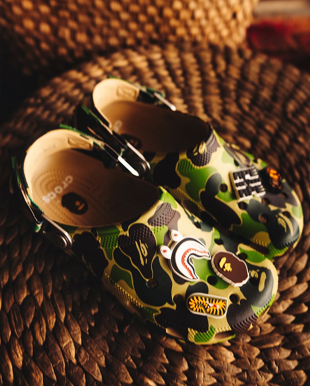 BAPE 首次联名 Crocs，推出限定洞洞鞋款插图3