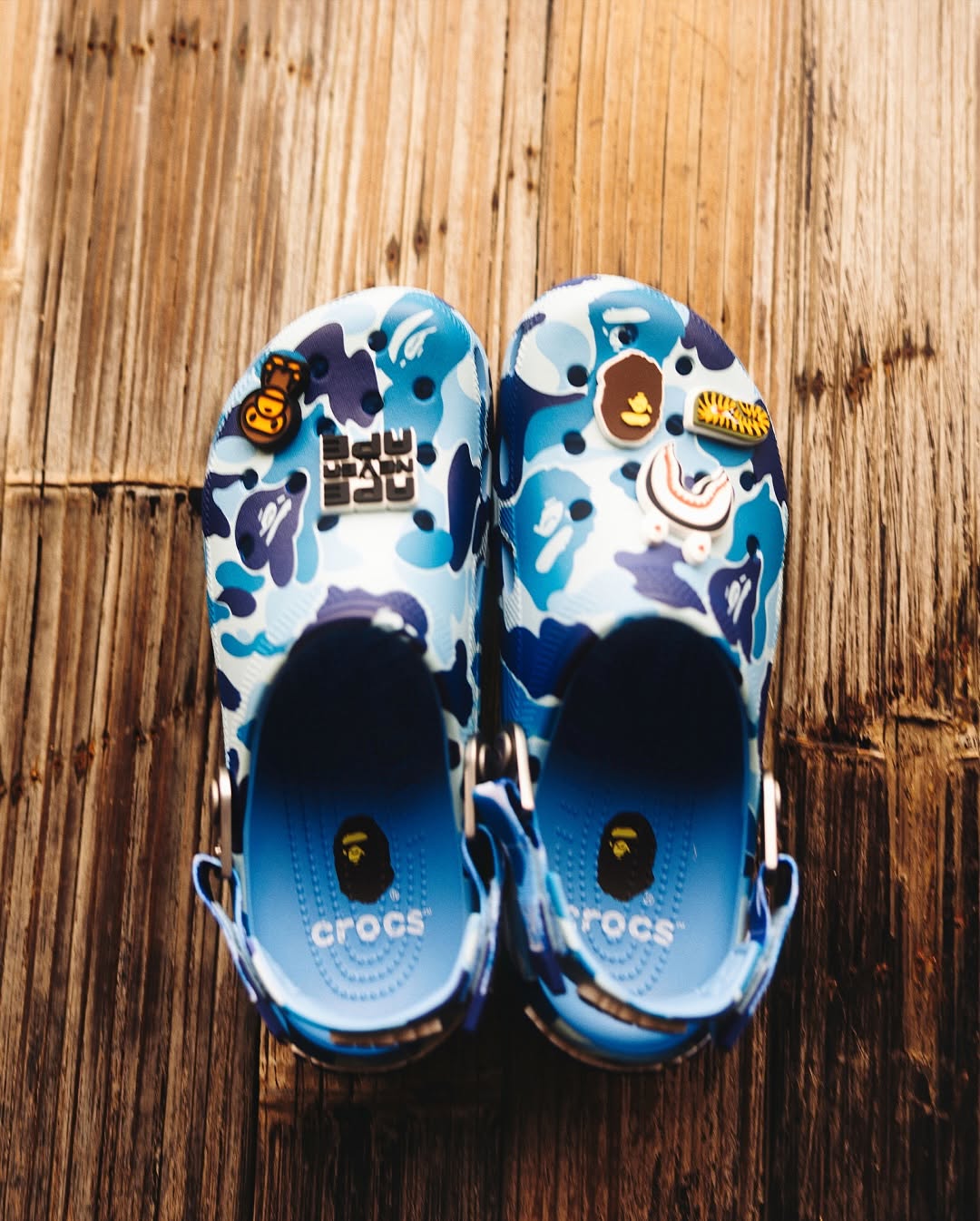 BAPE 首次联名 Crocs，推出限定洞洞鞋款插图4
