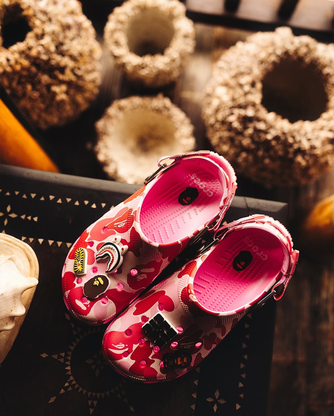 BAPE 首次联名 Crocs，推出限定洞洞鞋款插图5